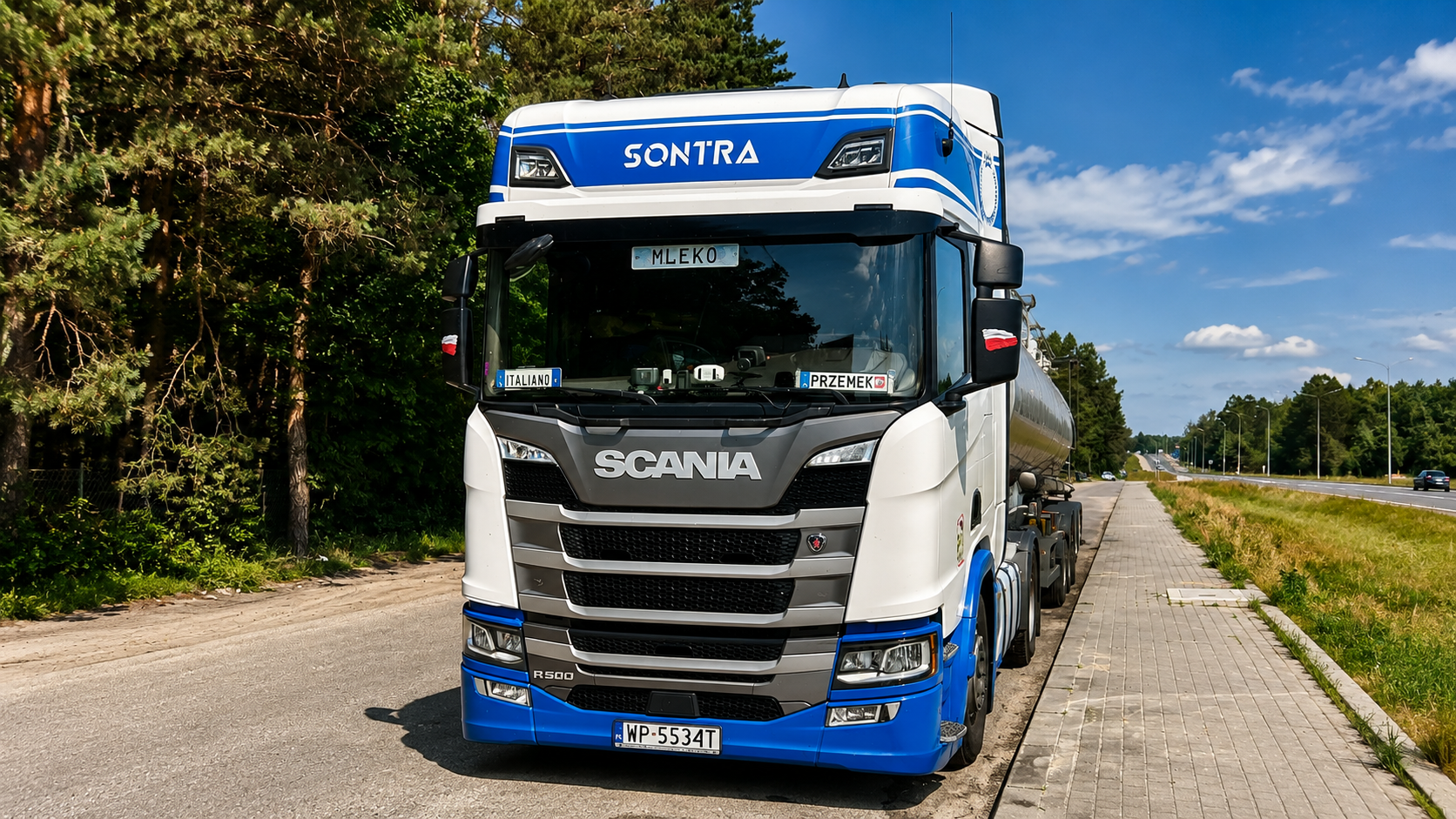 Biało-niebieska Scania SONTRA na trasie