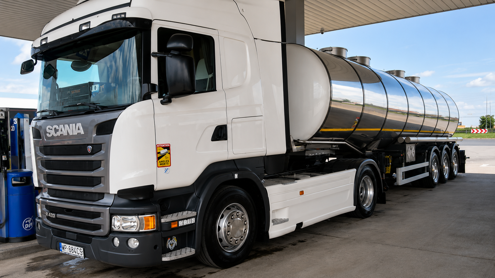 Scania SONTRA z cysterną na stacji paliw