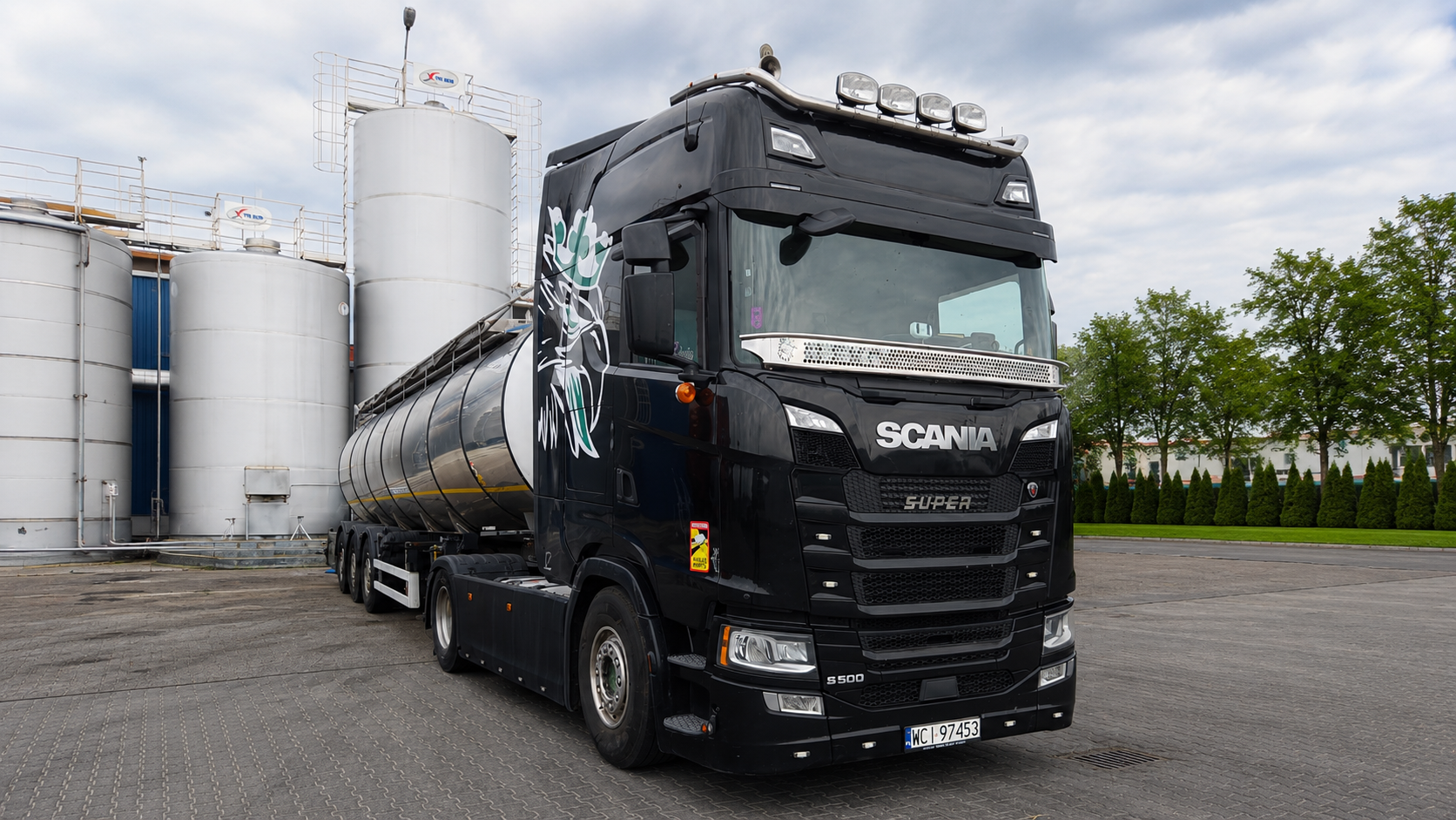 Czarna Scania z cysterną SONTRA na terenie zakładu