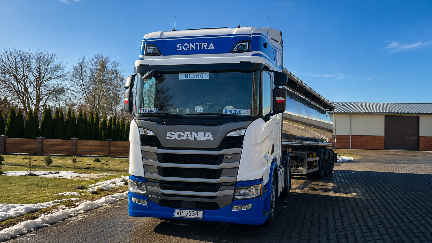 Scania SONTRA na placu w słoneczny dzień