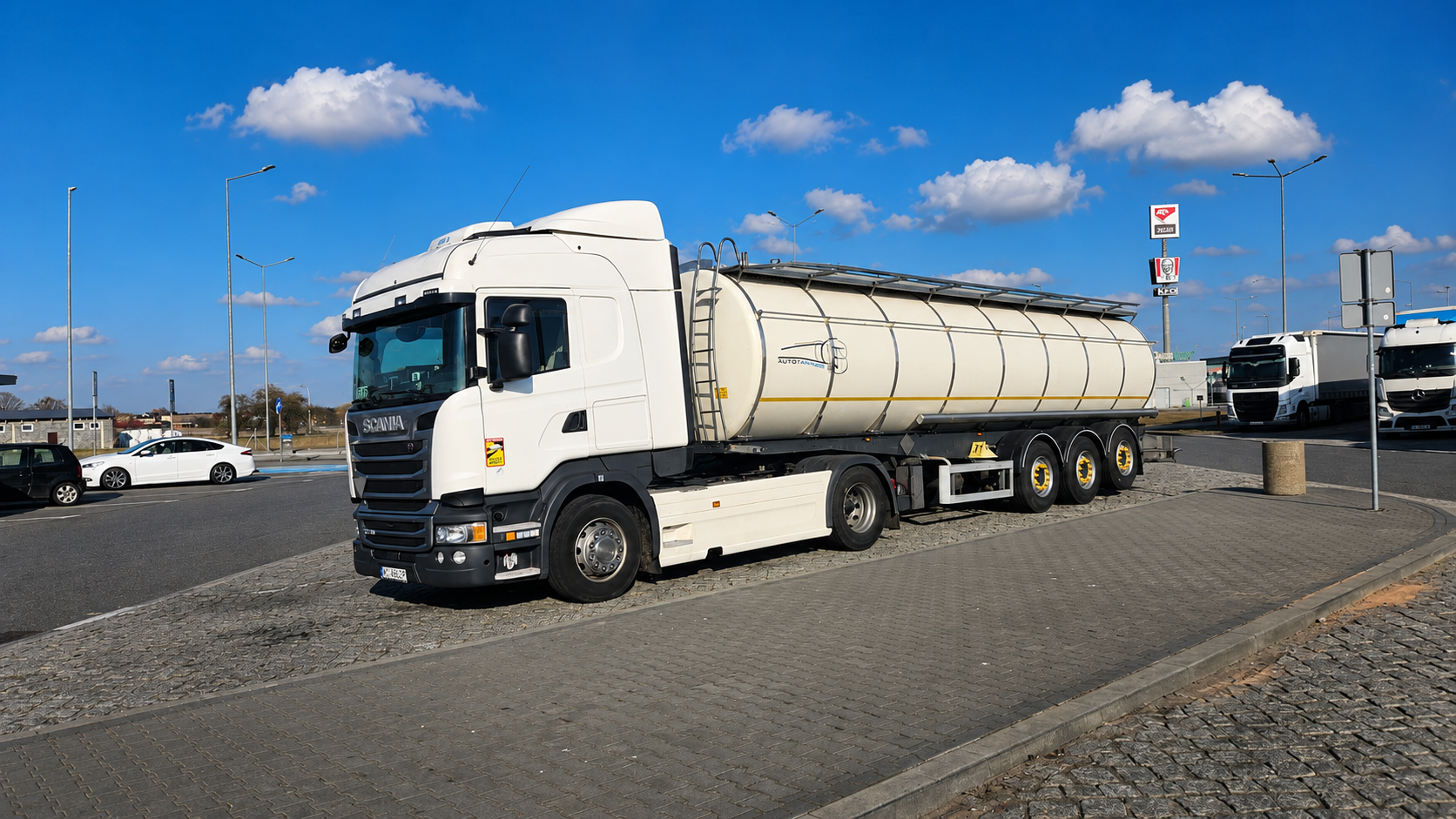 Scania SONTRA z cysterną na parkingu